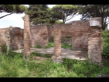 07816 ostia - regio iv - insula i - campo della magna mater - tempio di bellona (iv,i,4) - pronoas - 06-2024.jpg